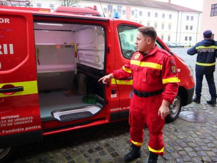 Pompierii au maşină nouă: Paramedicii din subunităţile din Bihor se vor pregăti cu ajutorul unui centru mobil de formare (FOTO / VIDEO)