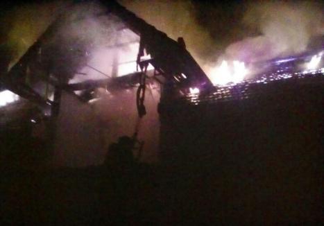 Patru incendii într-o zi: Două case și două hambare, cuprinse de flăcări (FOTO / VIDEO)