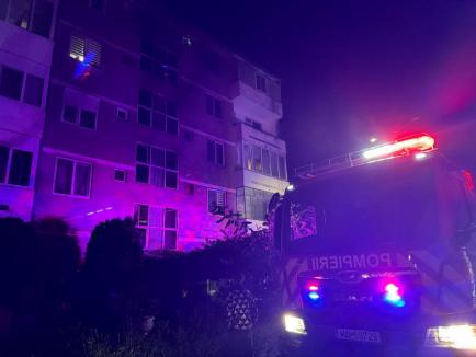 Incendiu într-un bloc din Aleşd, izbucnit de la o... telecomandă. Mai multe persoane au fost evacuate, un câine a murit