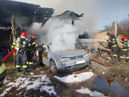 Incendiu la o gospodărie din Borod. O mașină a fost distrusă de flăcări