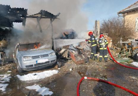 Incendiu la o gospodărie din Borod. O mașină a fost distrusă de flăcări