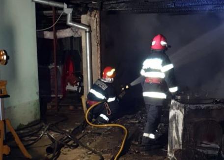 O familie din Bihor și-a văzut casa distrusă de foc, din cauza unor improvizații la instalația electrică