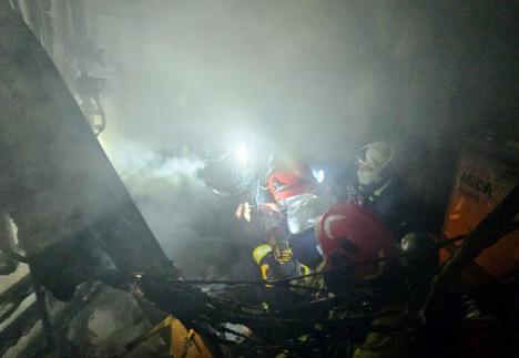 Incendiu la o casă din Oradea, din cauza unui cablu defect. Pompierii au reușit să salveze o mașină din calea flăcărilor