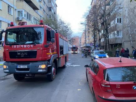 Incendiu într-un bloc din Oradea! Locatarii, evacuați de pompieri prin balcoane (FOTO/VIDEO)