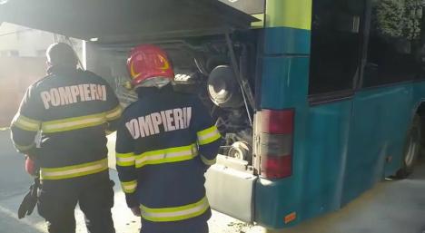 Foc în fața sediului pompierilor din Oradea: Un autobuz OTL, inundat cu fum (FOTO/VIDEO)