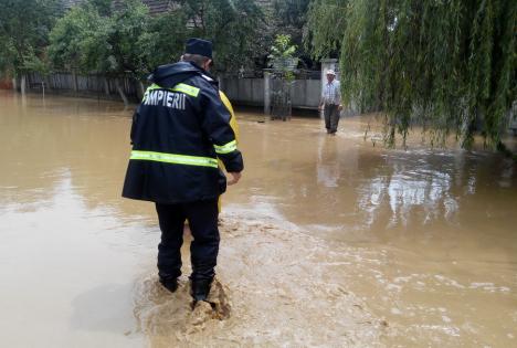 Cod portocaliu de inundaţii în Bihor. Ce zone ar putea fi în pericol