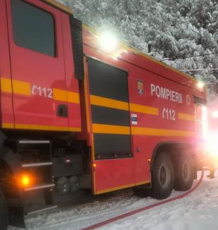 Incendiu violent, cu pagube însemnate, în Remeți. A ars inclusiv o mașină