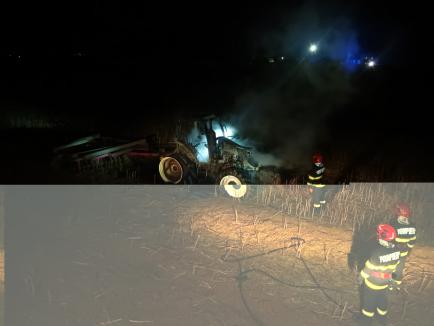 Un tractor a fost mistuit de flăcări, pe un teren agricol din Bihor