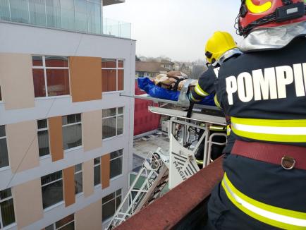 Un muncitor a căzut pe acoperişul Spitalului Pelican din Oradea. Pompierii l-au coborât cu nacela (FOTO / VIDEO)