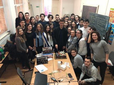 Creatorii viitorului: Grupuri de adolescenţi din Oradea învaţă să creeze jocuri și site-uri web și construiesc roboți și sateliți (FOTO)