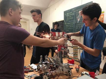 Creatorii viitorului: Grupuri de adolescenţi din Oradea învaţă să creeze jocuri și site-uri web și construiesc roboți și sateliți (FOTO)