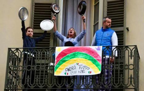 Concertele solidarităţii: italienii au cântat împreună, de la balcoane (VIDEO)