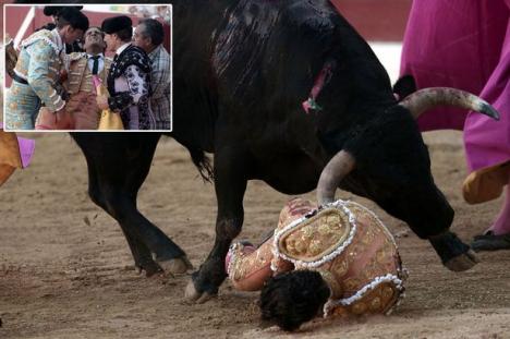 Străpuns cu coarnele. Un toreador spaniol a fost omorât de taur după ce s-a împiedicat în ring (FOTO)