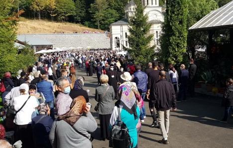 Vizita Patriarhului Daniel a adunat mii de credincioşi la Izbuc. Oamenii au uitat de regulile de distanţare (FOTO / VIDEO)