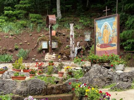 Izvorul de la Mănăstirea Izbuc a început din nou să curgă. Credincioșii sunt așteptați duminică la Sfântul Maslu (FOTO/VIDEO)