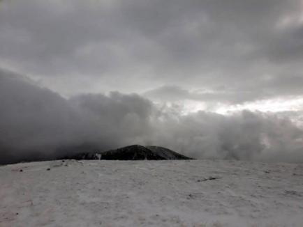 'Am trecut la ora de iarnă!': A nins în zonele montane din Bihor (FOTO)