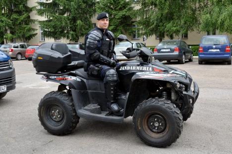 Jandarmii din Padiş, dotaţi cu ATV (FOTO)