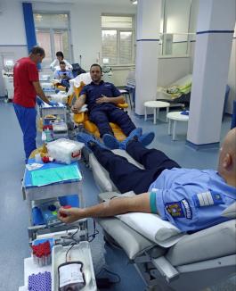 Misiune pentru viață: Jandarmii au „descins” la Centrul de Transfuzie Sanguină din Oradea (FOTO)