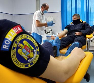 E criză de sânge: Jandarmii bihoreni au donat, pentru a-i ajuta pe medici să salveze vieţi