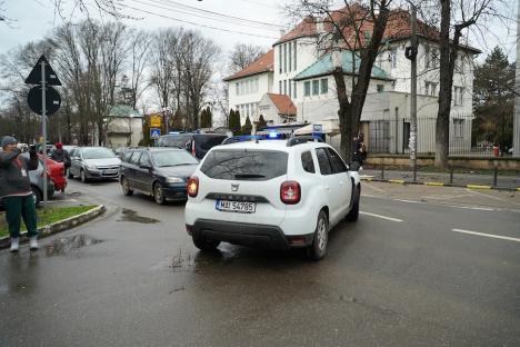 Cât era şpaga în Borş? Poliţiştii de frontieră percheziţionaţi pentru mită în Bihor au fost ridicați și duși la audieri (FOTO / VIDEO)
