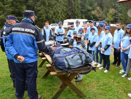 Jandarmii şi salvamontiştii i-au învăţat pe copii cum să fie în siguranţă pe munte