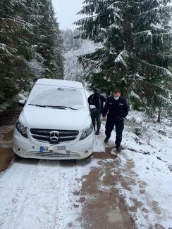 Cetăţean chinez, ajutat de jandarmii montani din Bihor, după ce maşina i s-a defectat pe un drum neamenajat