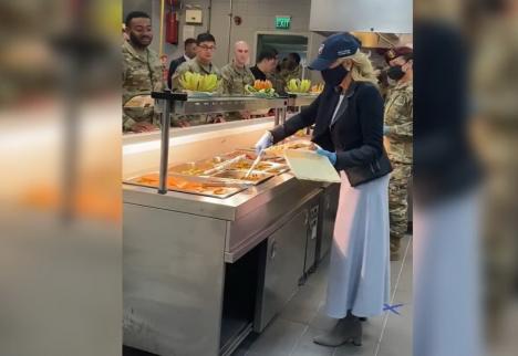 Prima Doamnă a SUA, în România.  Jill Biden le-a servit mâncare militarilor americani de la baza Mihail Kogălniceanu (VIDEO)