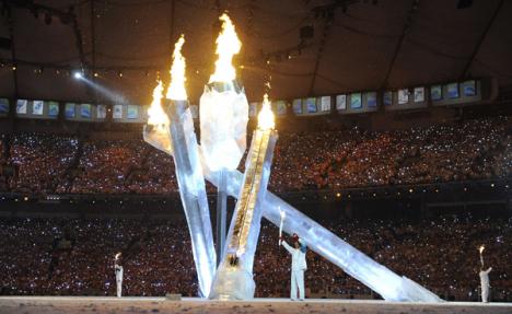 Flacăra olimpică a fost aprinsă (FOTO şi VIDEO)