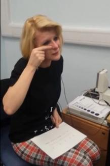 Reacţia incredibilă a unei femei surde care aude pentru prima dată în viaţa ei (VIDEO)