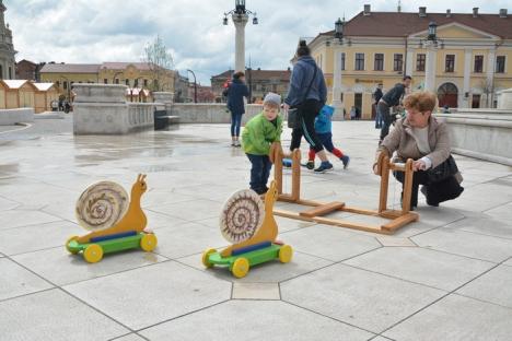 Jocurile din lemn cu popice, căluţi şi butoaie, atracţiile de weekend ale Târgului de Paşte (FOTO/VIDEO)