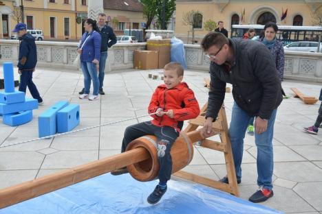 Jocurile din lemn cu popice, căluţi şi butoaie, atracţiile de weekend ale Târgului de Paşte (FOTO/VIDEO)