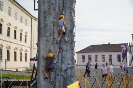 Cetatea Oradea s-a transformat într-un mare teren de joacă: badminton, escaladă, baschet ori volei, printre atracții (FOTO)