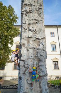 Cetatea Oradea s-a transformat într-un mare teren de joacă: badminton, escaladă, baschet ori volei, printre atracții (FOTO)