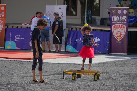 Cetatea Oradea s-a transformat într-un mare teren de joacă: badminton, escaladă, baschet ori volei, printre atracții (FOTO)