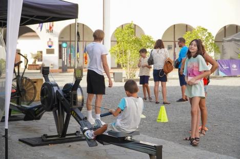 Cetatea Oradea s-a transformat într-un mare teren de joacă: badminton, escaladă, baschet ori volei, printre atracții (FOTO)