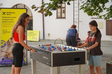 Cetatea Oradea s-a transformat într-un mare teren de joacă: badminton, escaladă, baschet ori volei, printre atracții (FOTO)