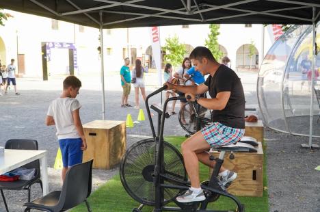 Cetatea Oradea s-a transformat într-un mare teren de joacă: badminton, escaladă, baschet ori volei, printre atracții (FOTO)