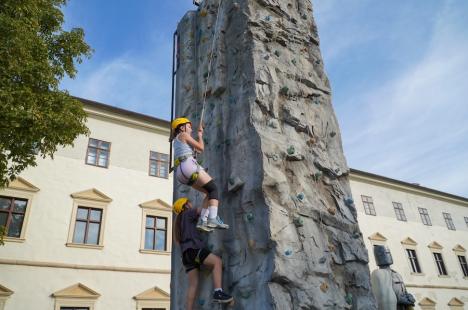 Cetatea Oradea s-a transformat într-un mare teren de joacă: badminton, escaladă, baschet ori volei, printre atracții (FOTO)