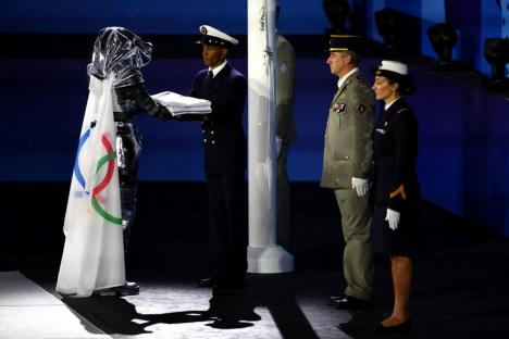 Onoare pentru România, în deschiderea Jocurilor Olimpice de la Paris: Nadia Comăneci a purtat torța olimpică (FOTO)