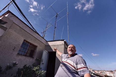 Jos antena! O orădeancă a transformat uscătoria în penthouse și acum vrea să desființeze antene de utilitate publică (FOTO)