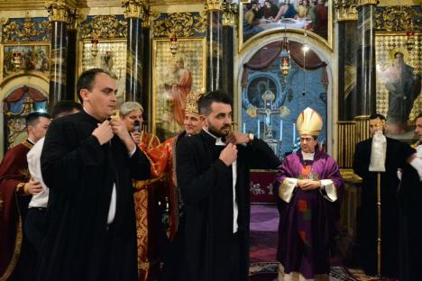 Catedrala Sf. Nicolae, plină de credincioşi: Şase episcopi şi doi arhiepiscopi au oficiat o Liturghie Arhierească la sărbătoarea seminarului greco-catolic din Oradea (FOTO)