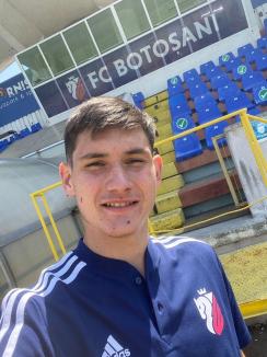 La 17 ani, un fotbalist din Bihor a semnat cu o echipă din Superligă! Răzvan Creţ va juca la FC Botoşani