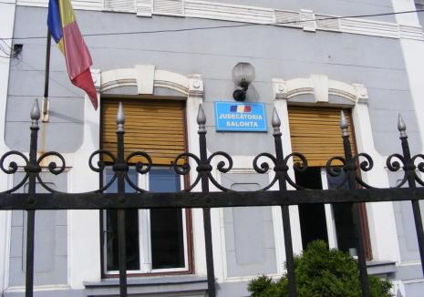 Bărbatul care a vandalizat Postul de poliţie din Tulca a fost plasat sub control judiciar