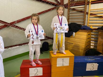 30 de medalii pentru tinerii judoka de la LPS Bihorul şi Crişul Oradea la Cupa Unirea Sântana (FOTO)