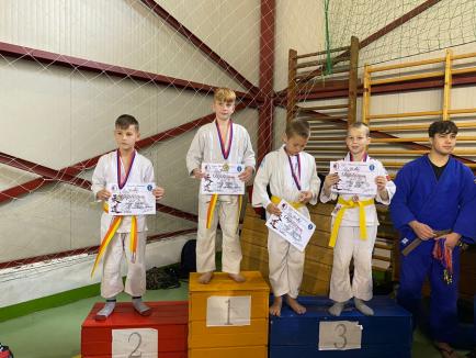 30 de medalii pentru tinerii judoka de la LPS Bihorul şi Crişul Oradea la Cupa Unirea Sântana (FOTO)