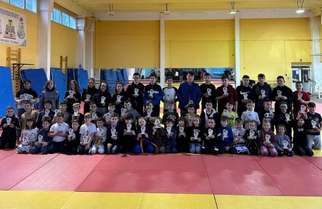 Judoka de la ACS Champions Oradea au sărbătorit finalul de an competiţional, după ce şi-au adjudecat 163 de medalii în 2022 (FOTO)