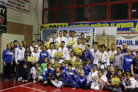 Tinerii judoka orădeni au obţinut 45 de clasări pe podium la ediţia din acest an a Cupei UNIO de la Satu Mare