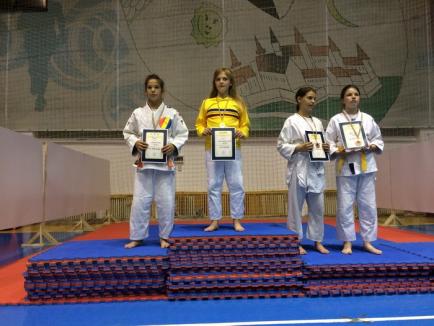 Zece medalii pentru sportivii orădeni la Finala Campionatului Naţional de Judo pentru copii