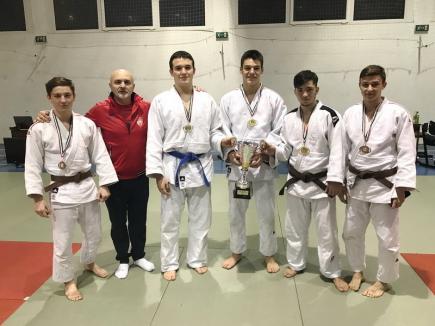 Cinci clasări pe podium pentru tinerii judoka orădeni la turneul internaţional de la Miskolc