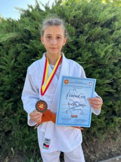 Orădeanca Vanessa Rogojan, medaliată cu bronz la Campionatul Balcanic de judo pentru copii din Macedonia de Nord (FOTO)